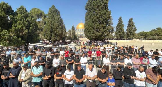 60 ألفا يؤدون الجمعة في الأقصى رغم إجراءات الاحتلال