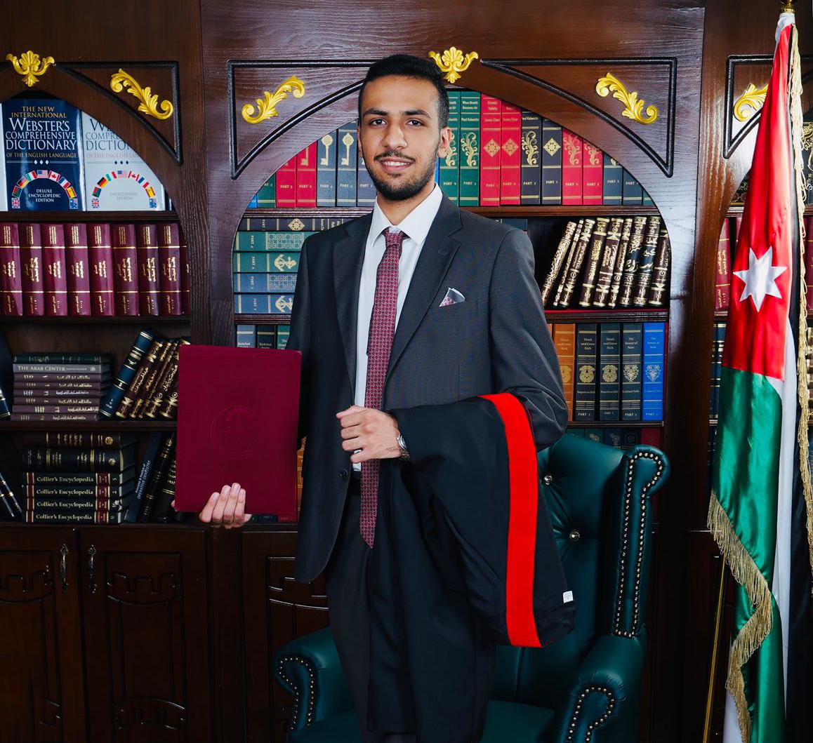 العميد المتقاعد مأمون عليمات يهنئ نجله سفيان بمناسبة تخرجه من الجامعة الهاشمية