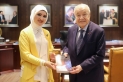 أبوغزاله يتسلّم كتاب القيادة التربوية في عصر الذكاء الاصطناعي بمناسبة إطلاقه  للباحثة التربوية ياسمين عيّاد...صور