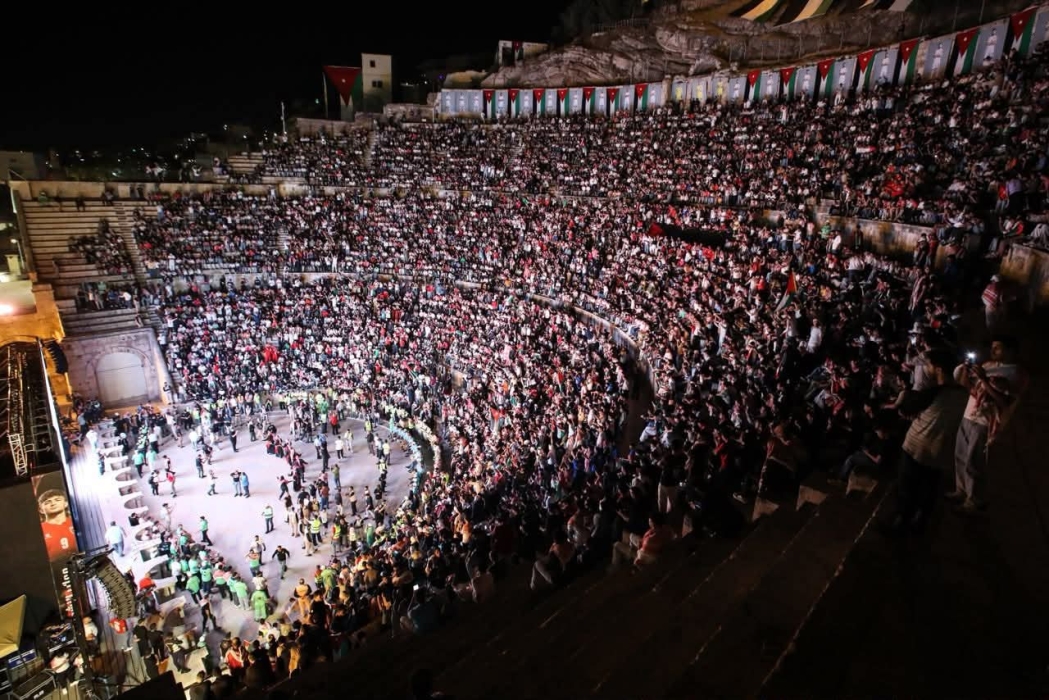 حشود جماهيرية كبيرة تساند النشامى في مواقع عرض المباراة بالمملكة...صور