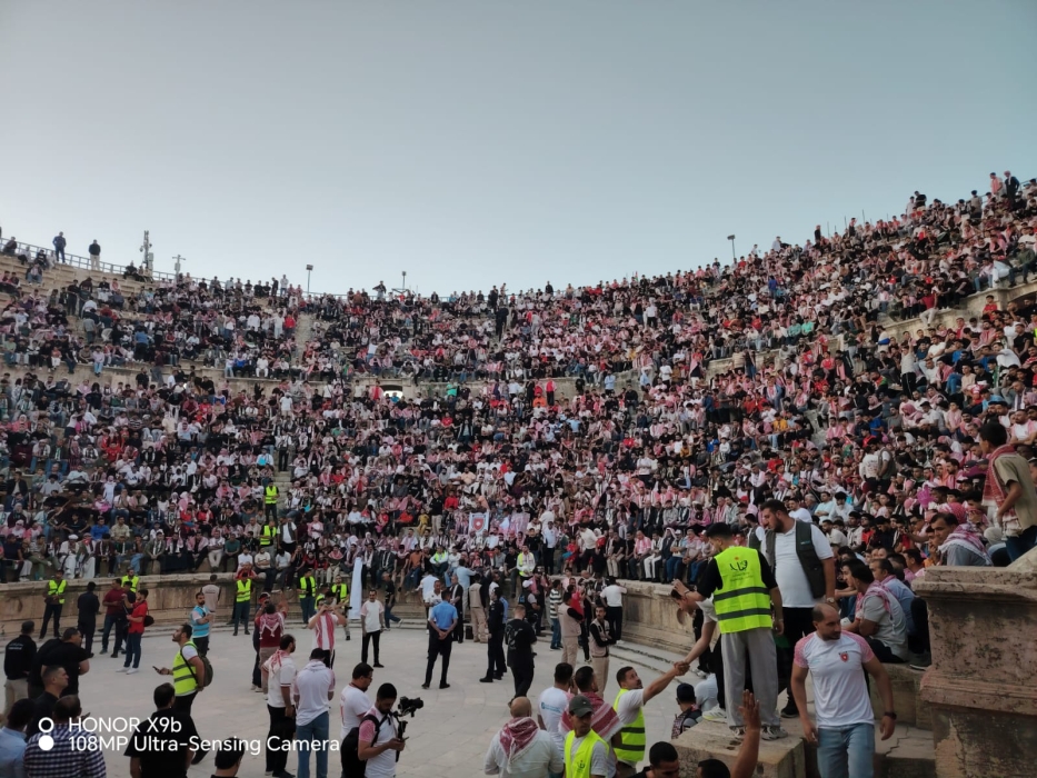 آلاف الأردنيين يتوافدون إلى المدينة الأثرية في جرش لمؤازرة النشامى أمام الجزائر