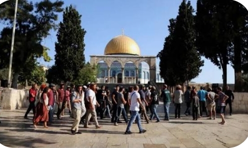عشرات المستوطنين المتطرفين يقتحمون الأقصى واعتقال 26 فلسطينيا