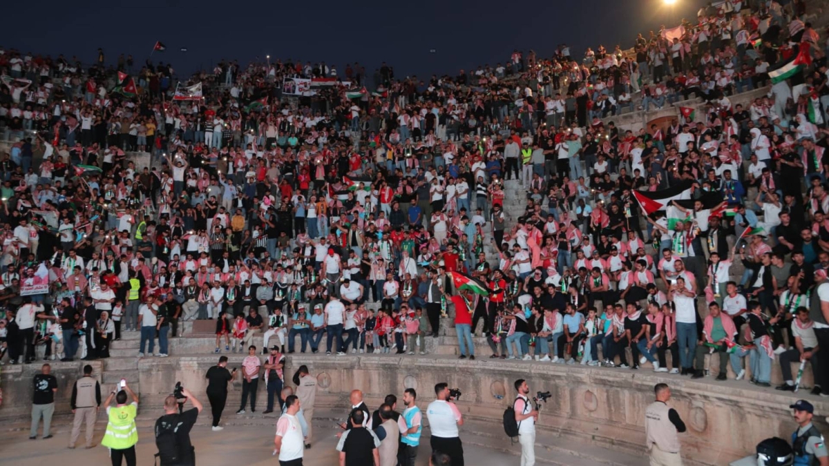 مدينة الألف عامود تبتهج: حضور جماهيري غفير في مسرح جرش الأثري لمؤازرة النشامى