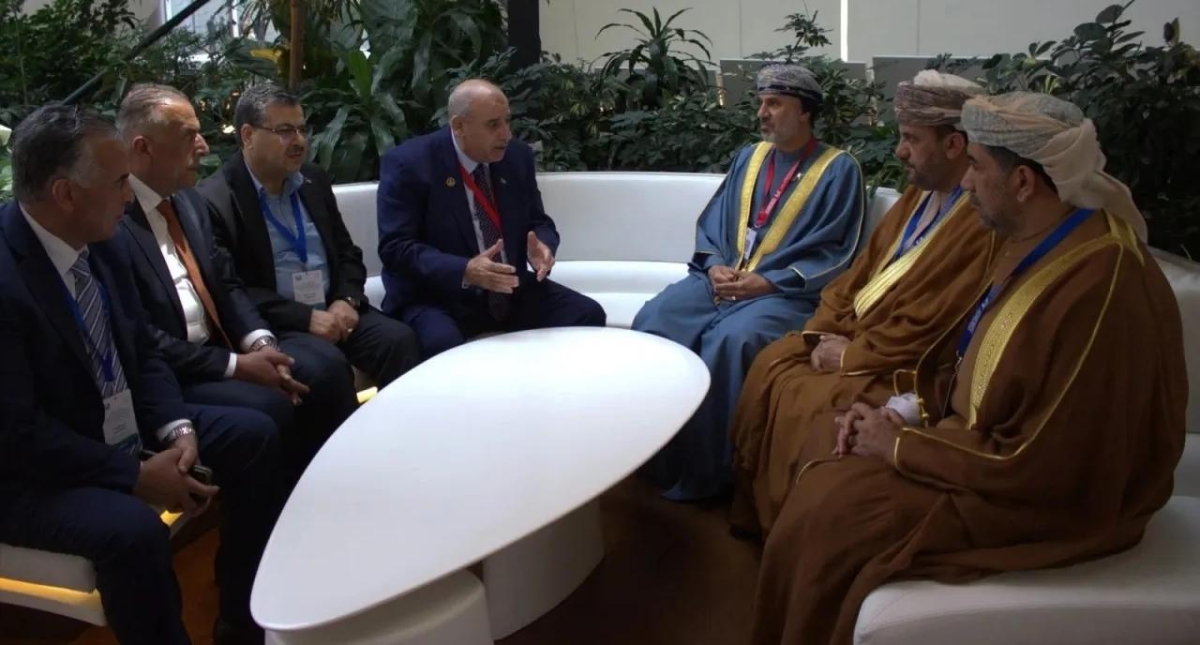 القاضي يلتقي رؤساء وممثلي برلمانات عُمان والعراق والإمارات