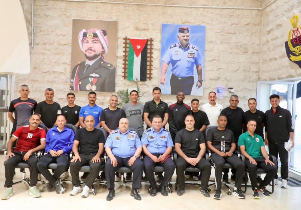 مدير إدارة الاتصالات وتكنولوجيا المعلومات يكرّم فريق كرة القدم في الإدارة