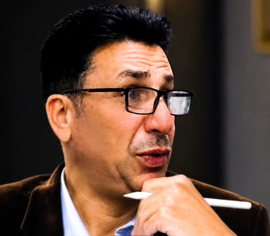 البيايضه يكتب :عندما يسبق التصفيق الإنجاز… في دول العالم الثالث