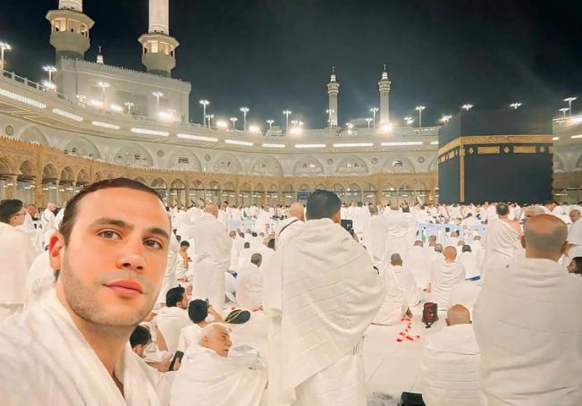 الفنان المصري محمد إمام يؤدي مناسك العمرة
