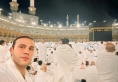 الفنان المصري محمد إمام يؤدي مناسك العمرة