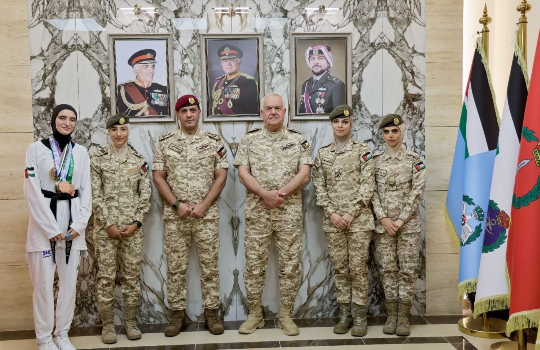 اللواء الركن الحنيطي يكرّم أوائل فريق القوات المسلحة لرياضات الدفاع عن النفس والألعاب الفردية من الإناث