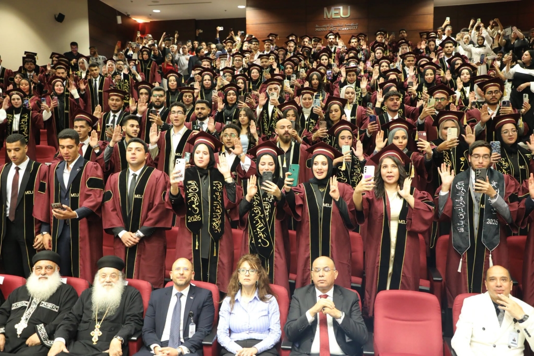 جامعة الشرق الأوسط تحتفي بطلبة الصيدلة والعلاج الطبيعي في حفل أداء القسم المهني.. صور