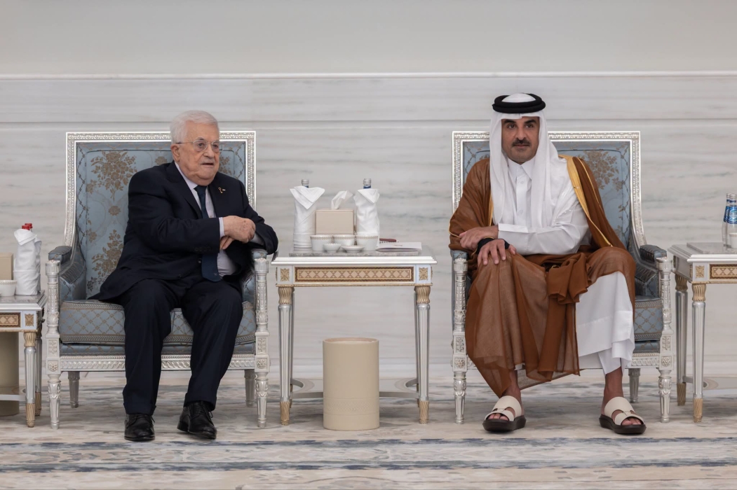 عنوان: الرئيس الفلسطيني محمود عباس يقدم التعازي لأمير قطر بوفاة الأمير الوالد