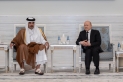 أمير قطر يستقبل رئيس المجلس القيادي الرئاسي اليمني لتلقي التعازي بوفاة الأمير الوالد